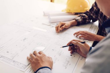 Planları ile çalışan ve proje birlikte ofis toplantıda tartışıyor. Mimarlar.
