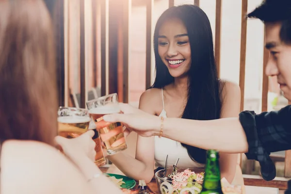 Asiáticos Animando Cerveza Restaurante Happy Hour Riendo Hablando Juntos — Foto de Stock