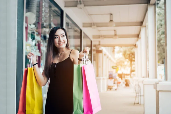Asiatico Divertente Donna Holding Shopping Bags — Foto Stock