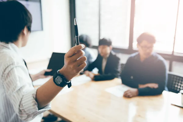 Business Person Holding Pen Teaching Staff Meeting Boardroom — Stock Photo, Image