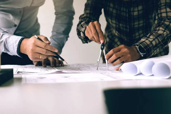 Dos Ingenieros Trabajando Con Planos Discutiendo Proyectos Juntos Reunión Oficina — Foto de Stock