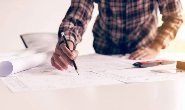 Mão Jovem Homem Engenharia Desenhando Planta — Fotografia de Stock