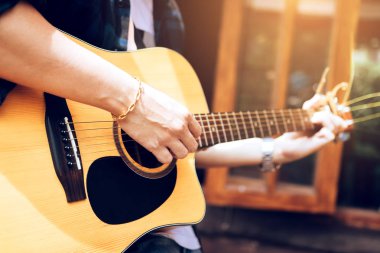 Asya adam gitar ve catch akor oynama.