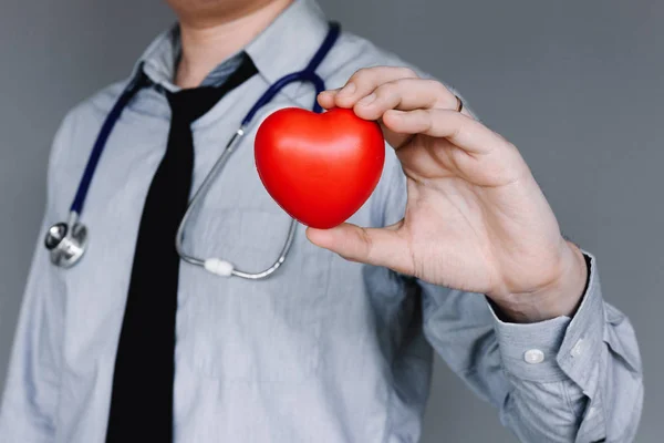 Уверенный Себе Доктор Случайным Износом Рукопожатием Сердца — стоковое фото