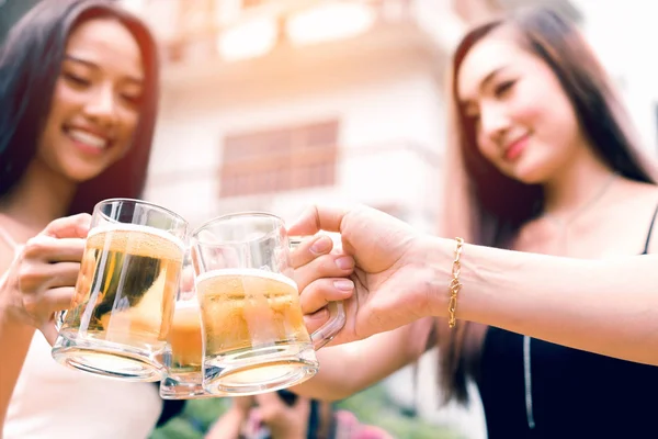 Cerca Hasta Asiático Adolescente Clink Cerveza Vidrio Vacaciones Jardín Casa — Foto de Stock