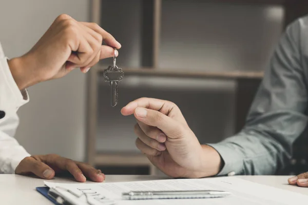 Satıcı Broker Ofiste Yeni Sahibi Anahtar Sağlamak — Stok fotoğraf