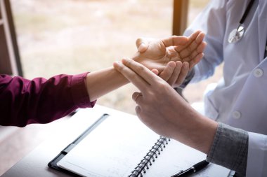 Pratisyen hekim hastanın nabzı klinik odasında alarak ile Asya doktor erkek yakın çekim.