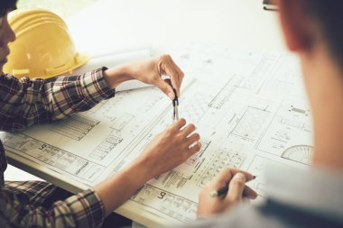 Planı ile ortaklık işyerinde çalışan ve pusula çizim mimar.