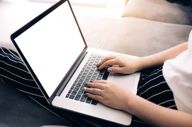 Dizüstü bilgisayar kullanan kadınlar boş perde bir oturma odasında.