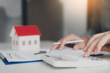 Parmak işadamı yakın hesap makinesi kullanarak hesaplama bütçe oda ofis ev sözleşme ipotek hakkında.