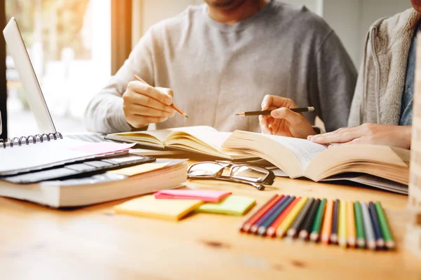 Dos Estudiantes Leyendo Libro Texto Para Prueba Juntos Biblioteca —  Fotos de Stock