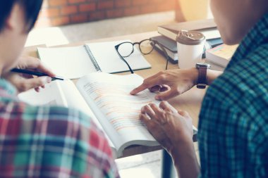 Öğrenci Kitaplığı'nda birlikte test için ders kitabı okuma görünümünü arka.