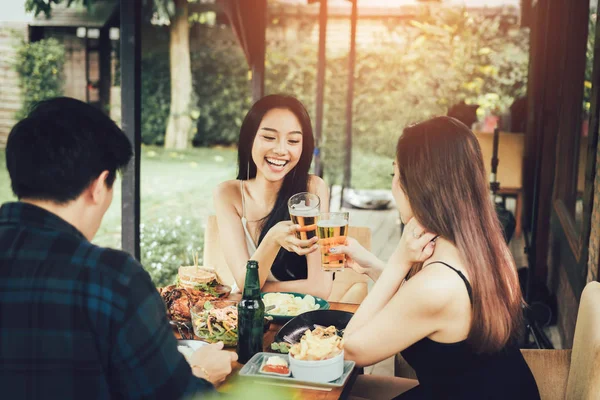 Teeneger Asiatische Freunde Klirren Mit Gläsern Während Sie Ein Abendessen — Stockfoto
