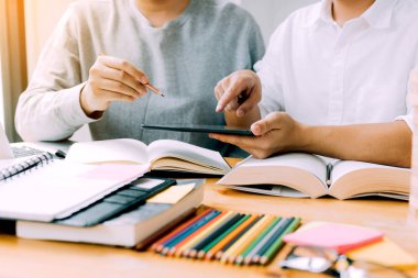 Öğrenci işaret dijital tablet ve inceleyerek seyir birlikte test.