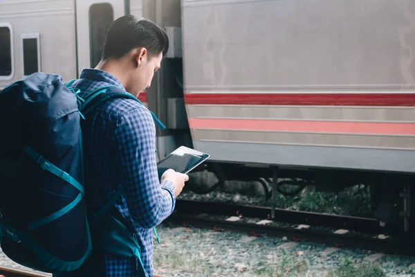 Inteligente Jovem Asiático Homem Usando Tablet Trem Estação — Fotografia de Stock
