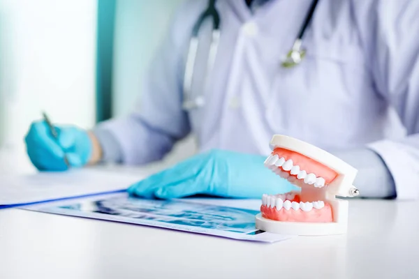 Dentisti Stanno Prendendo Nota Dei Dettagli Del Paziente Nella Stanza — Foto Stock