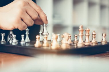 Satranç oyunu oynarken işadamı Strateji kavramı ile rakip yendi.