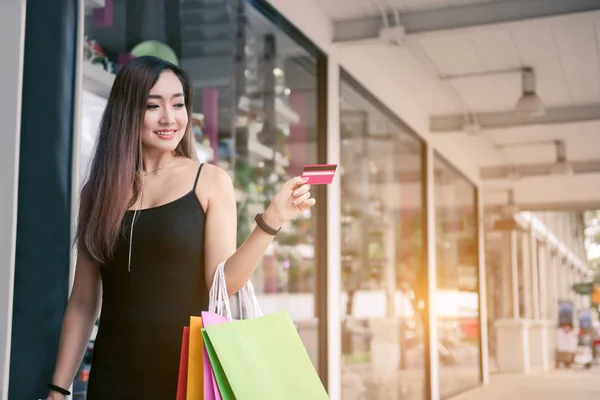 Mujer Asiática Pie Mostrando Tarjeta Crédito Divertirse Centro Comercial —  Fotos de Stock