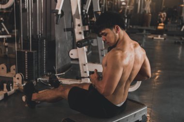 Asyalı sporcu çek hala ağırlık bina kas kapalı spor salonu için.