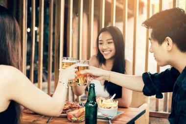 Asya gençler bira restoranı ile tezahürat ile içme, eğleniyor.