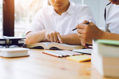 Öğrenciler birlikte Üniversite Kütüphanesi Eğitim.