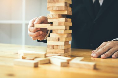 Stratejik düşünme ve iş adamları tarafından risk çeker ahşap bloklar gruptan.