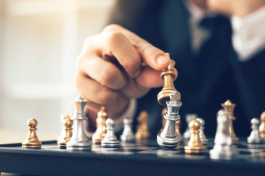İşadamı Strateji kavramı ve bir satranç kazanmak için oyun Kral hareketli el hakkında düşünme.
