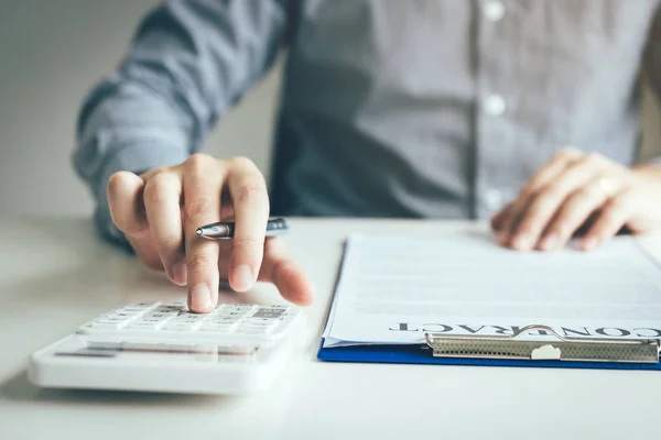 Nahaufnahme Des Fingers Geschäftsmann Mit Taschenrechner Berechnen Budget Über Hausvertrag — Stockfoto