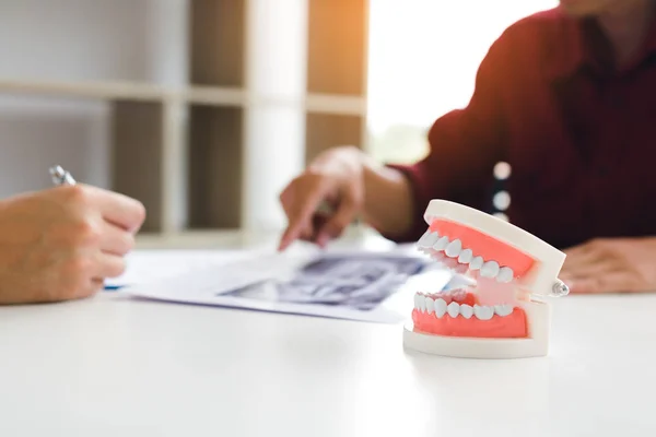 Dentisti Stanno Discutendo Problemi Dentali Rapporto Immagine Raggi Pazienti — Foto Stock