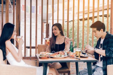 Bira Restoran mutlu saatler tezahürat ve gülerek Asyalılar.