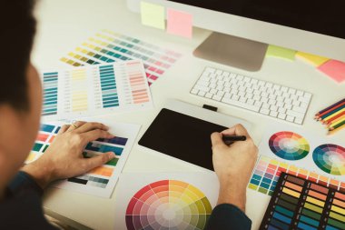 Planı çizimi ve dijital grafik tablet ile bilgisayar kullanarak dijital sanatçı.