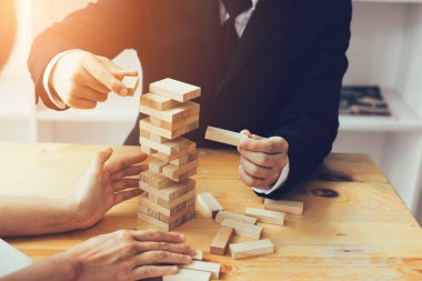 İki iş adamları istikrar stratejisi kavramı ile birlikte oluşturmak yardım.