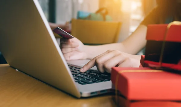 Close Van Vrouw Hand Typen Toetsenbord Laptop Creditcard Met Winkelen — Stockfoto