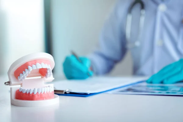 Dentista Sta Scrivendo Rapporto Sintetico Nel Suo Laboratorio — Foto Stock