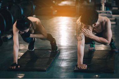 İki kişi sportif ellerini yere koy ve fitness egzersiz için omuz tutun.
