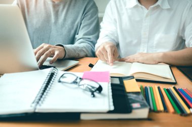 Öğrenciler ders sırasında sınıfta çalışıyorlar..