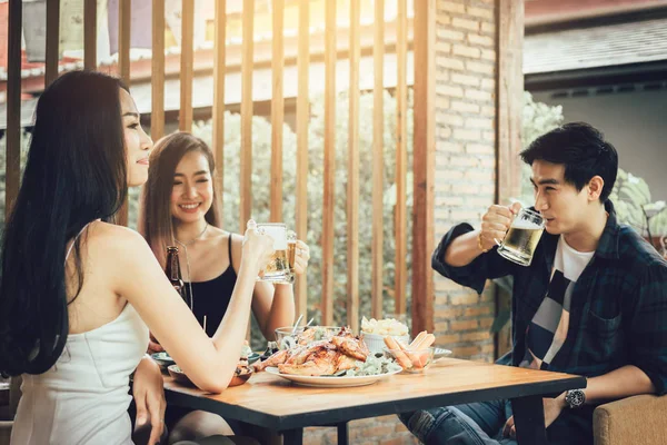 Adolescente Asiático Personas Divirtiéndose Beber Con Alegría Con Cerveza Restaurante —  Fotos de Stock