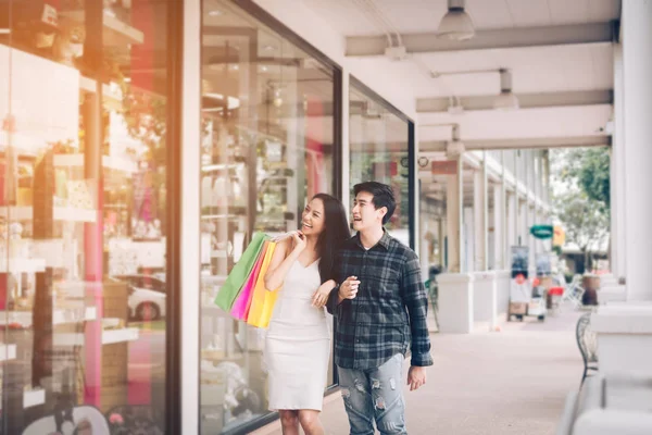 若いアジアのカップルは アウトレット モールでの買い物を歩いて楽しむ — ストック写真