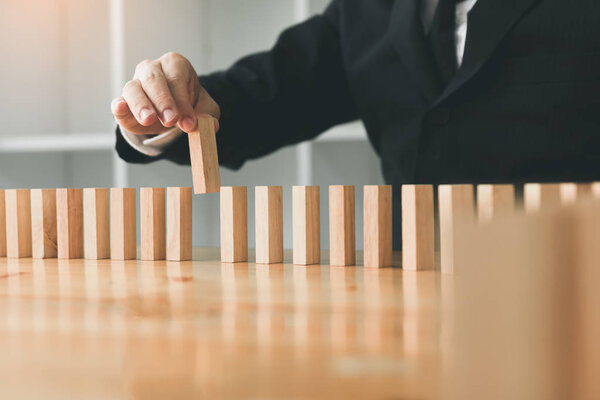 Бизнесмены выбирают деревянный блок и планируют наилучшую стратегию для компании
.