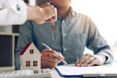 Giriş aracıları anahtarları ofiste sözleşme imzalama ev alıcılar için teslim.