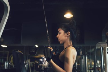 Spor salonunda eğitim ve pull-up yapıyor Asyalı kadınlar.