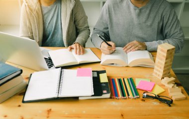 Genç beyin fırtınası, çalışma projesinin Üniversitesi'nde kitaplığında.