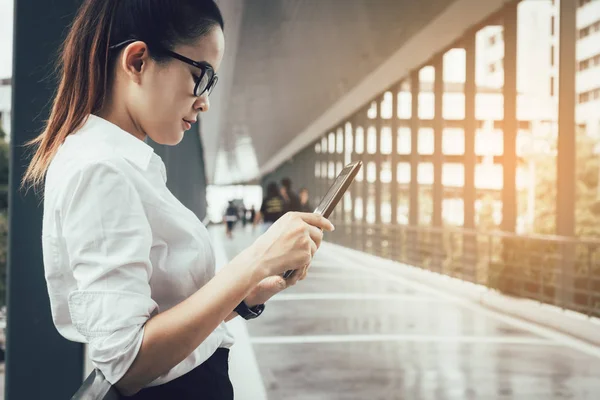 Joven Mujer Negocios Asiática Trabajando Tableta Camino Edificio Oficinas —  Fotos de Stock