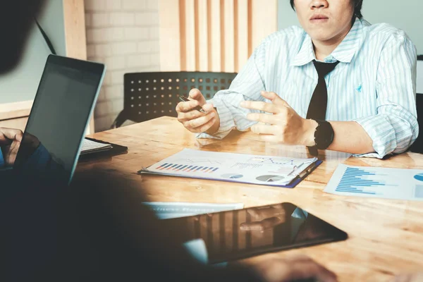 Team Business People Discussion Debate Analysis Summary Report Table Boardroom — Stock Photo, Image