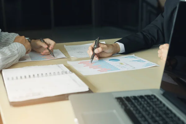 Geschäftsleute Die Schreibtisch Arbeiten Und Analysediagramm Mit Berechneten Kosten Büro — Stockfoto