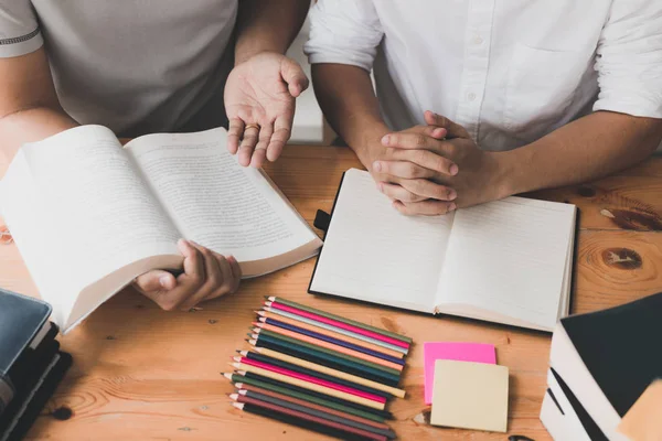 Los Estudiantes Están Explicando Información Libro Amigo — Foto de Stock