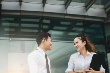 İki iş adamları birlikte ofis binası, söz.