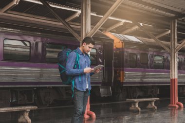 Asya adam onun bekleyen tren süre tablet kullanma.