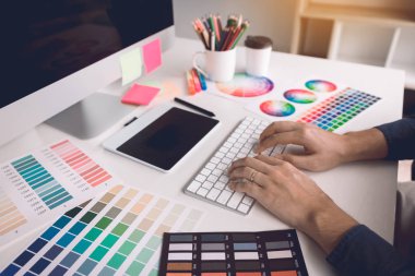 Modern ev ofis masasında çalışan serbest yaratıcı tasarımcı.
