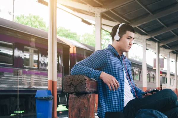 Ásia Homem Ouvir Música Enquanto Espera Viagem Trem Estação — Fotografia de Stock